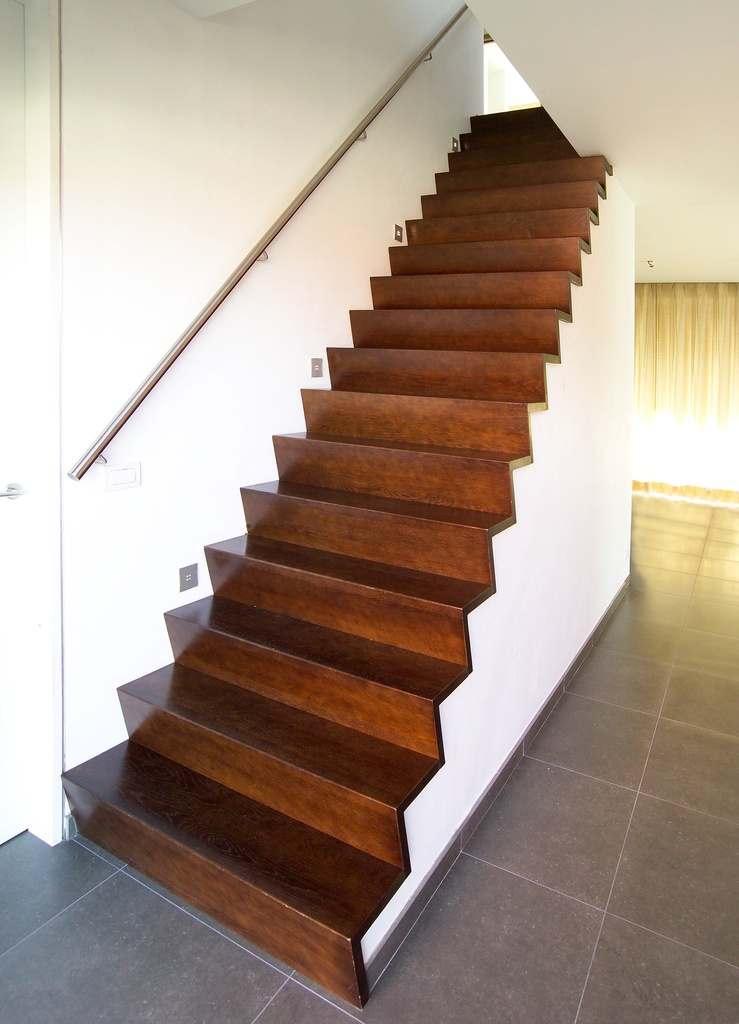 Escalier Z entre les murs