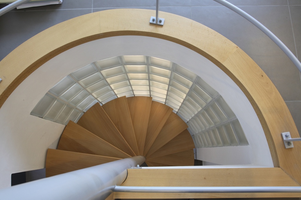 Escalier en colimaçon en métal avec broche centrale