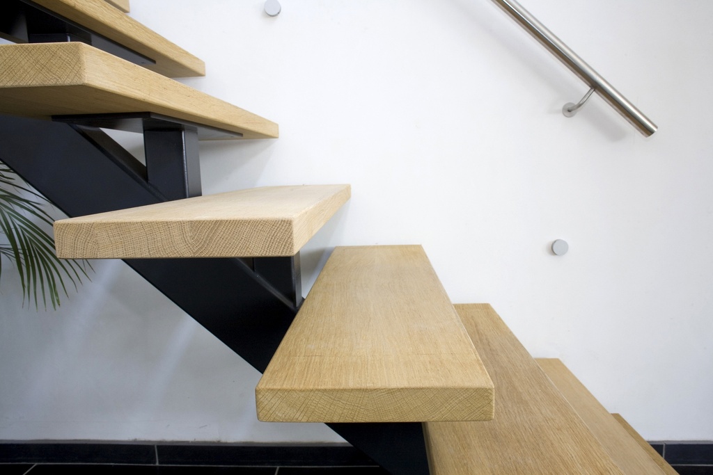 Escalier droit à limon central métallique