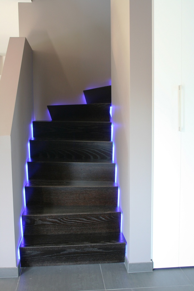 Escalier - Z  entre les murs avec balustrade en verre