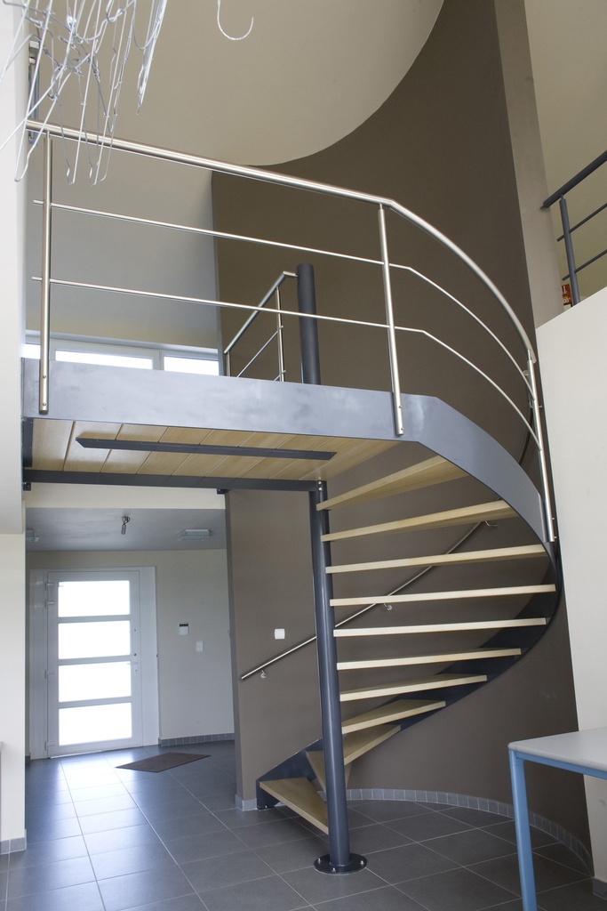Escalier colimaçon métallique à limon extérieur
