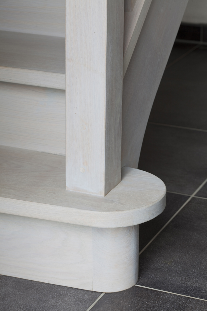 Escalier droit fermé en hêtre