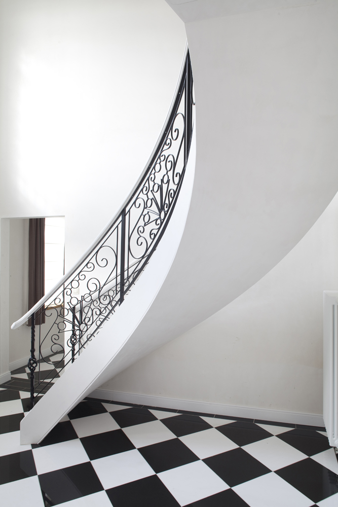 Escalier avec belle balustrade ornementale
