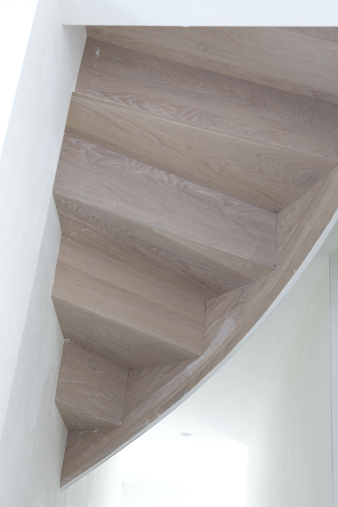 Escaliers en chêne courbés à l'intérieur et à l'extérieur