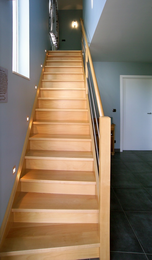 Escalier droit fermé en hêtre avec balustrade en inox/hêtre