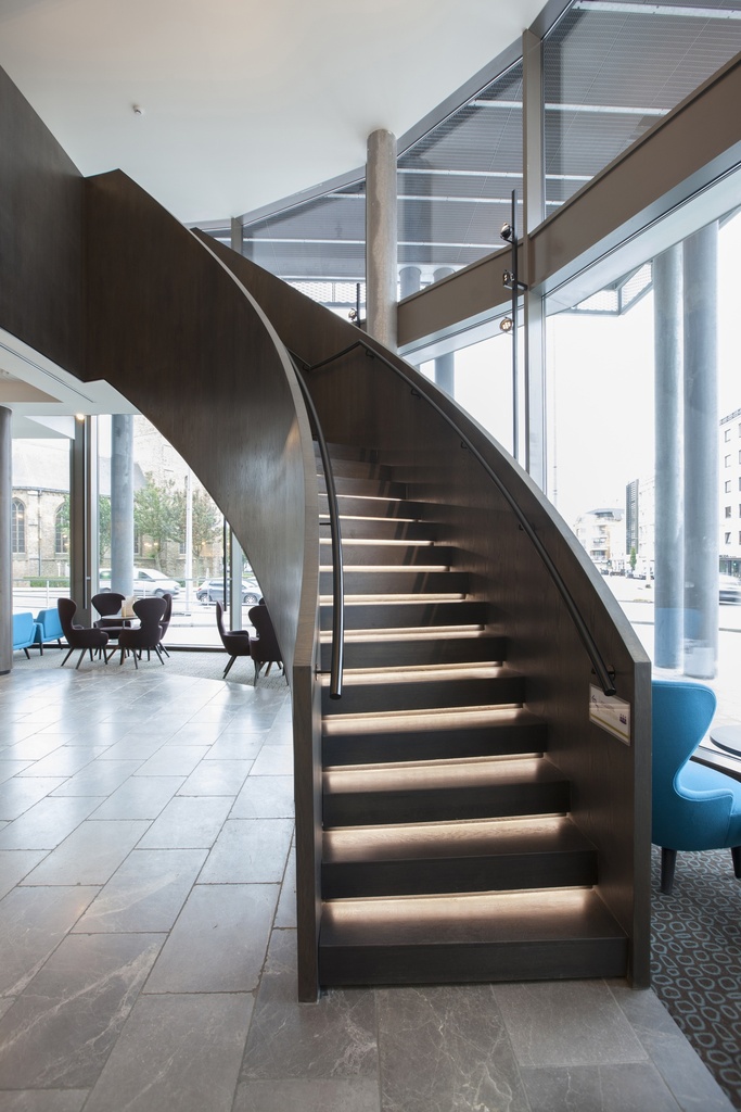 Escalier en colimaçon en chêne | Mercure Blankenberge