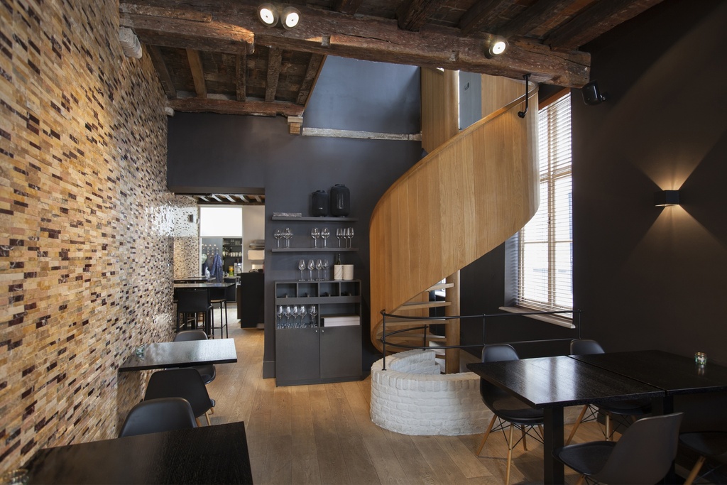 Escalier hélicoïdal en bois en chêne avec paroi en chêne | restaurant à Bruges