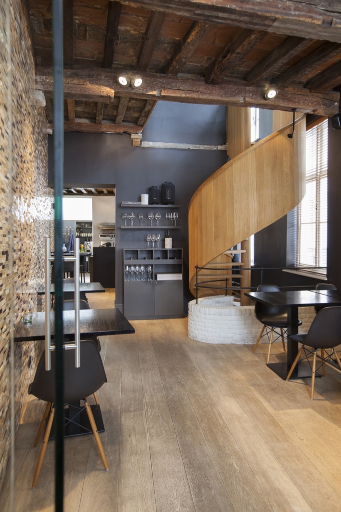 Escalier hélicoïdal en bois en chêne avec paroi en chêne | restaurant à Bruges