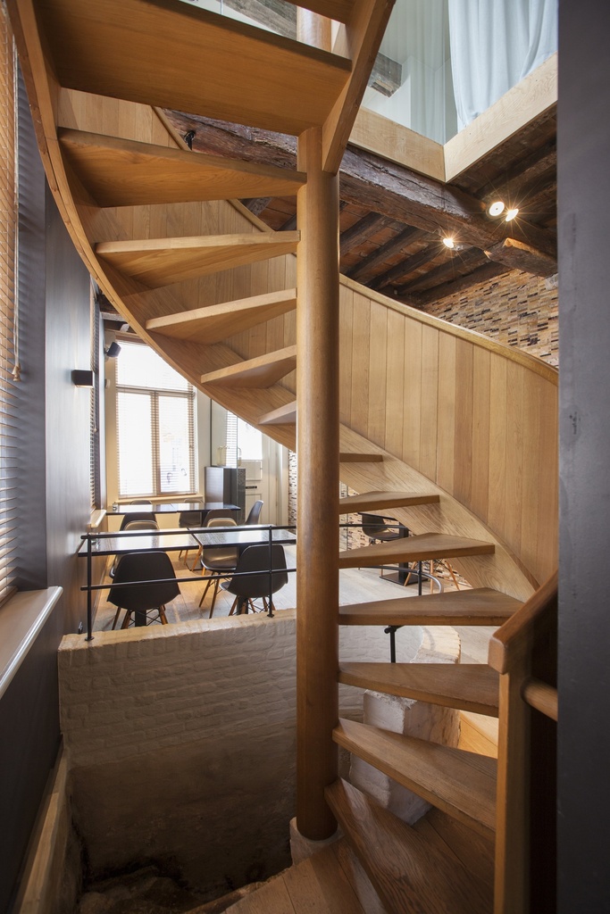 Escalier hélicoïdal en bois en chêne avec paroi en chêne | restaurant à Bruges