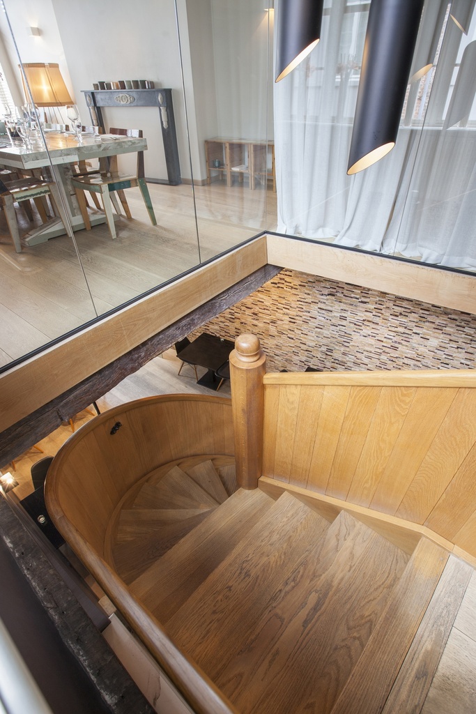 Escalier hélicoïdal en bois en chêne avec paroi en chêne | restaurant à Bruges