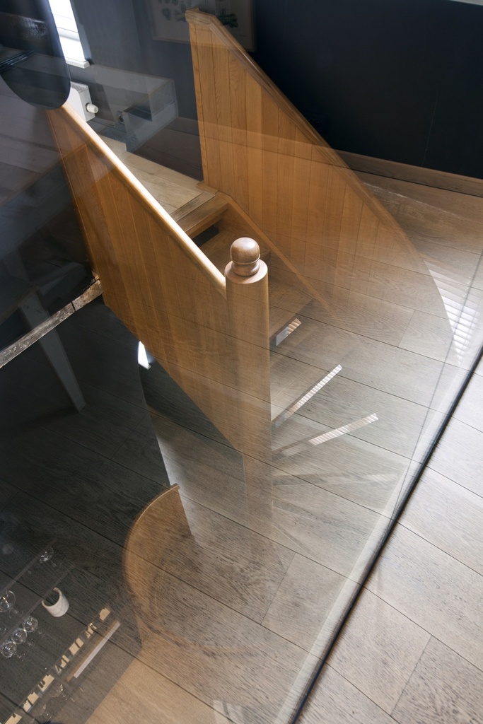 Escalier hélicoïdal en bois en chêne avec paroi en chêne | restaurant à Bruges