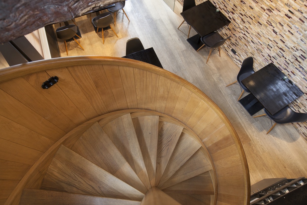 Escalier hélicoïdal en bois en chêne avec paroi en chêne | restaurant à Bruges