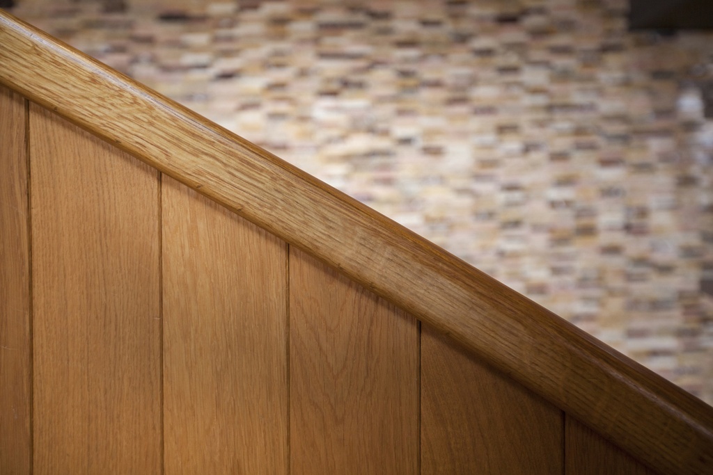 Escalier hélicoïdal en bois en chêne avec paroi en chêne | restaurant à Bruges