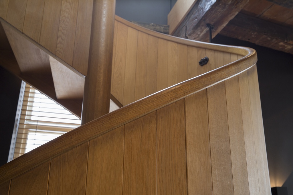 Escalier hélicoïdal en bois en chêne avec paroi en chêne | restaurant à Bruges