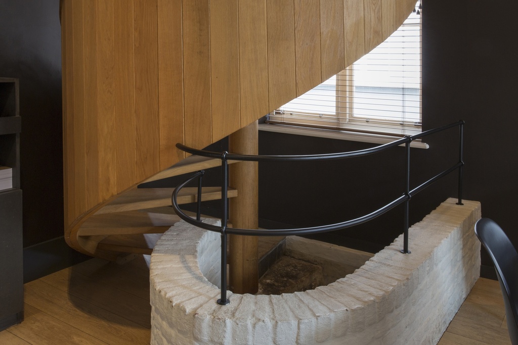 Escalier hélicoïdal en bois en chêne avec paroi en chêne | restaurant à Bruges