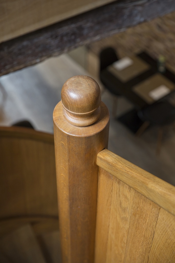 Escalier hélicoïdal en bois en chêne avec paroi en chêne | restaurant à Bruges