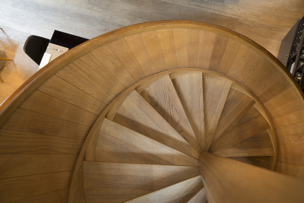 Escalier hélicoïdal en bois en chêne avec paroi en chêne | restaurant à Bruges