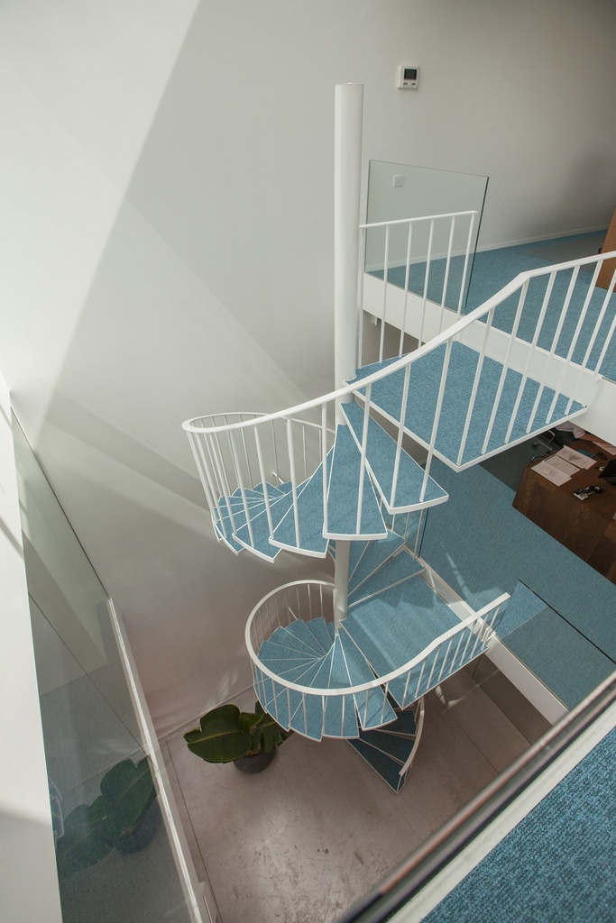 Escalier hélicoïdal métallique blanc