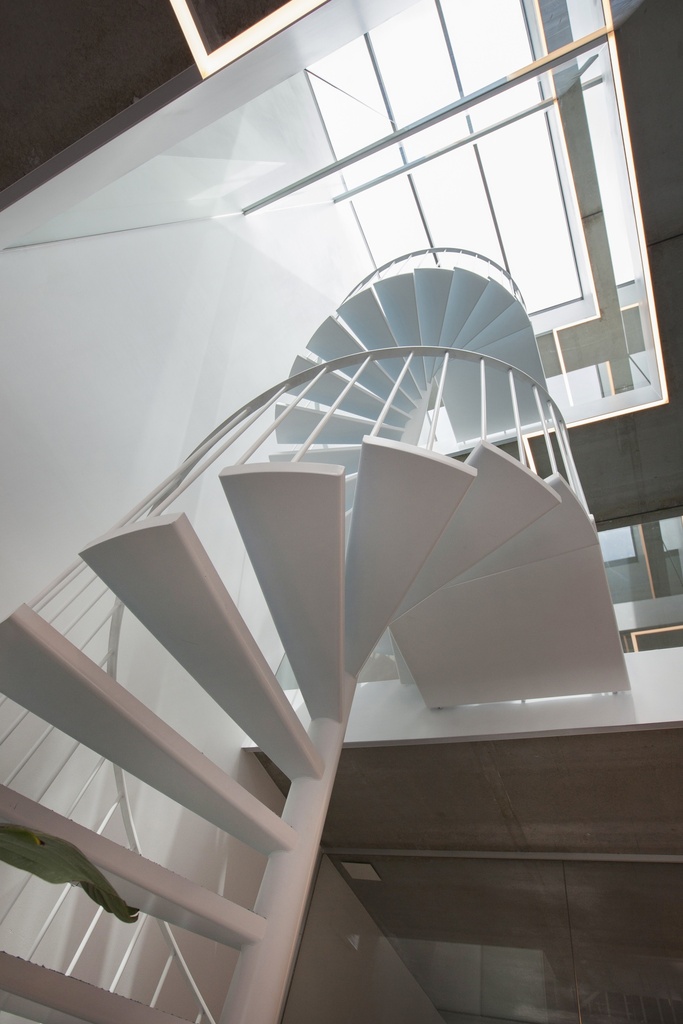 Escalier hélicoïdal métallique blanc