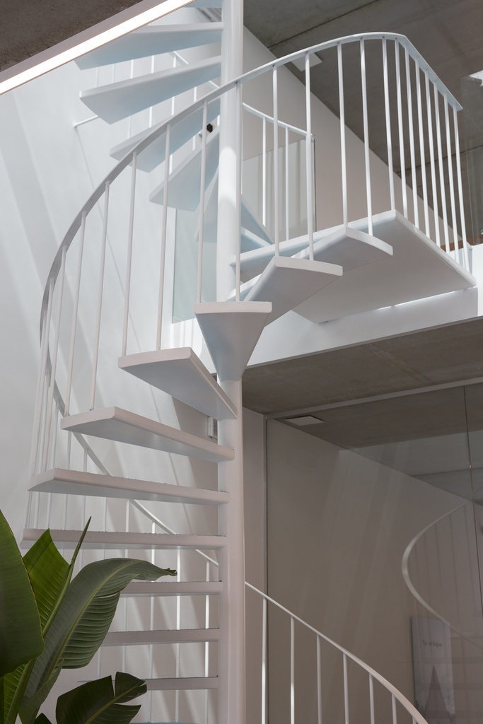Escalier hélicoïdal métallique blanc