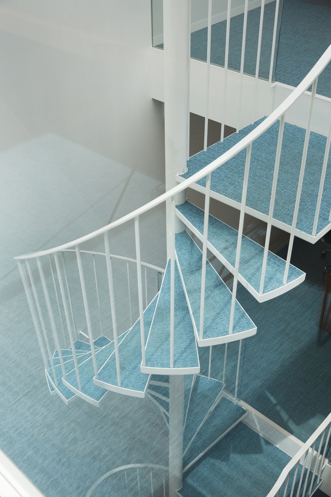 Escalier hélicoïdal métallique blanc