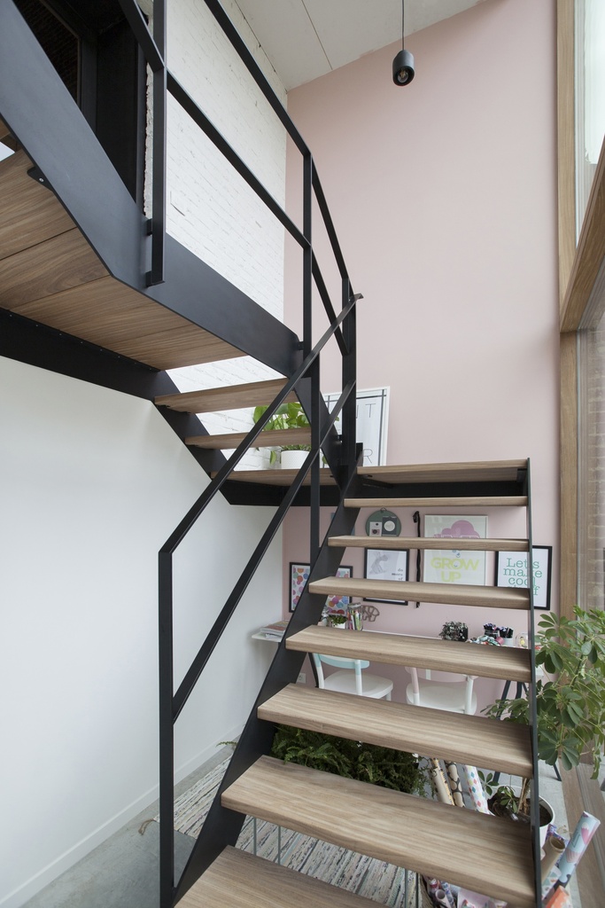 Escalier en métal avec marches et palier intermédiaire en afrormosia | Maison de maître à Wevelgem