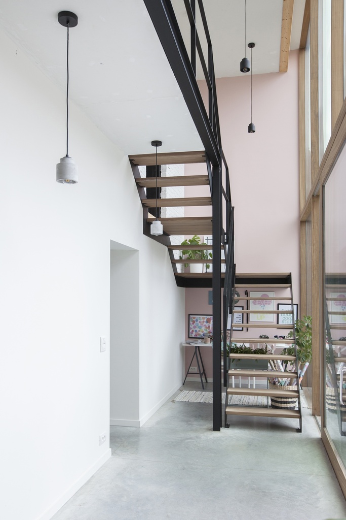 Escalier en métal avec marches et palier intermédiaire en afrormosia | Maison de maître à Wevelgem