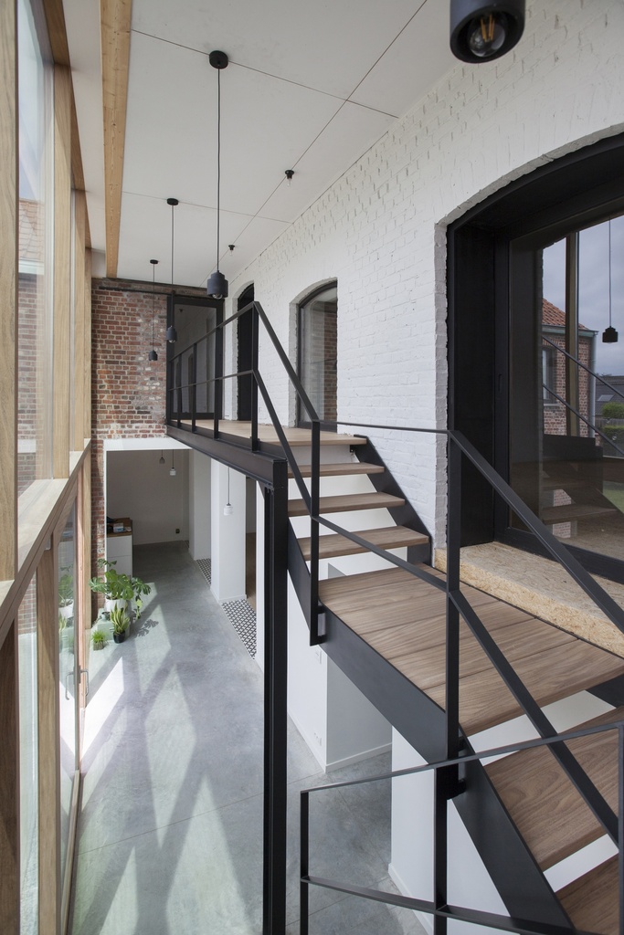 Escalier en métal avec marches et palier intermédiaire en afrormosia | Maison de maître à Wevelgem
