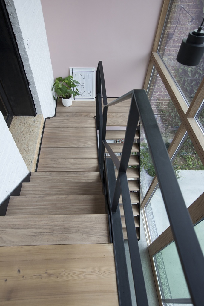 Escalier en métal avec marches et palier intermédiaire en afrormosia | Maison de maître à Wevelgem