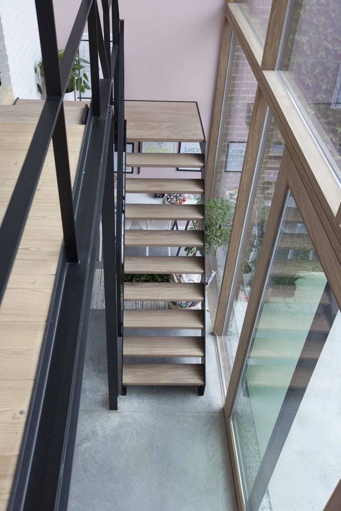 Escalier en métal avec marches et palier intermédiaire en afrormosia | Maison de maître à Wevelgem