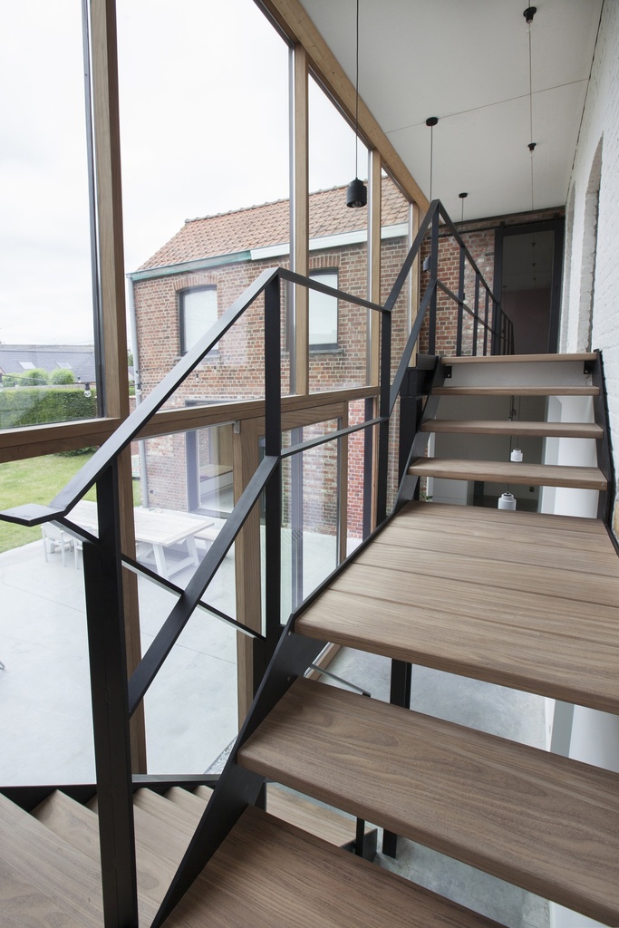Escalier en métal avec marches et palier intermédiaire en afrormosia | Maison de maître à Wevelgem