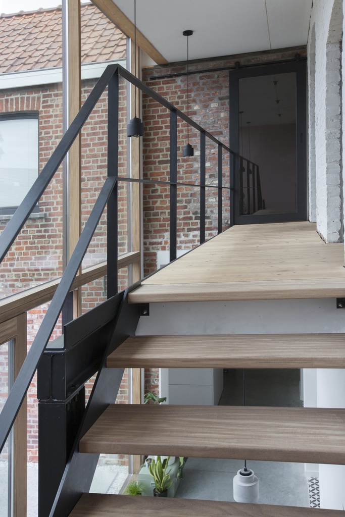 Escalier en métal avec marches et palier intermédiaire en afrormosia | Maison de maître à Wevelgem