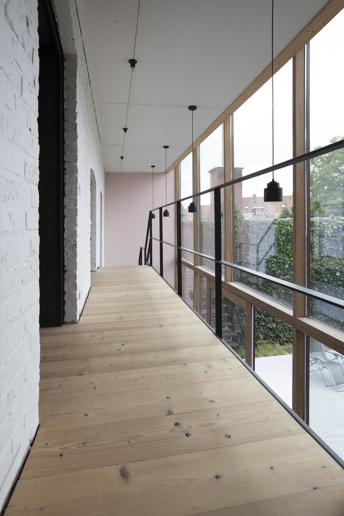 Escalier en métal avec marches et palier intermédiaire en afrormosia | Maison de maître à Wevelgem