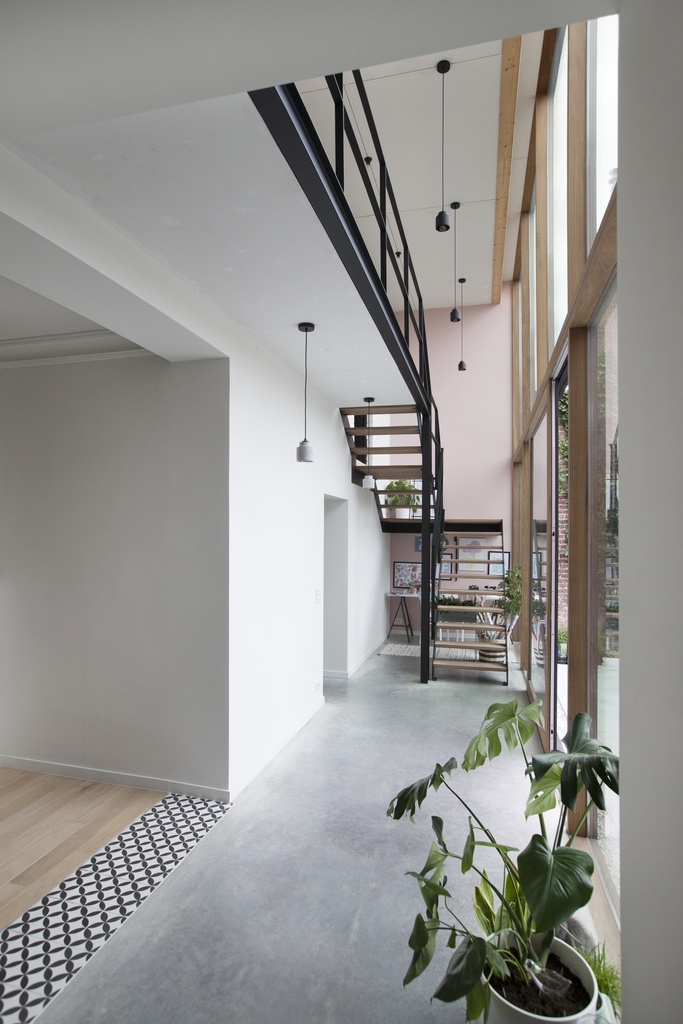 Escalier en métal avec marches et palier intermédiaire en afrormosia | Maison de maître à Wevelgem