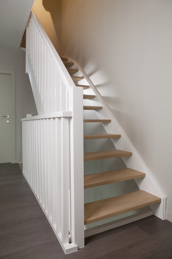 Escalier cottage avec marches en chêne