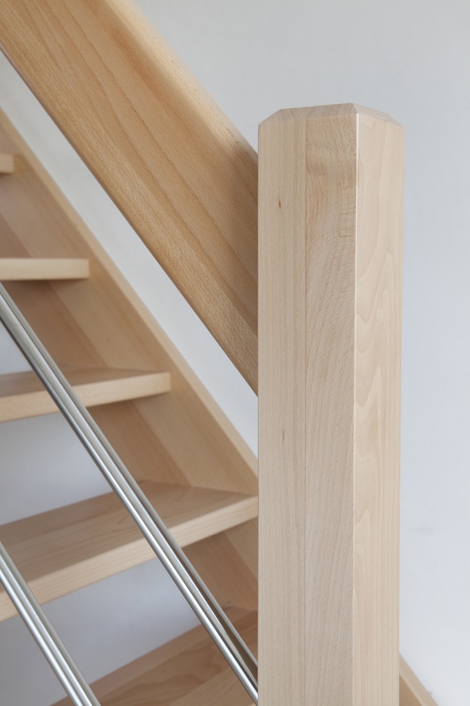 Escalier droit ouvert en hêtre