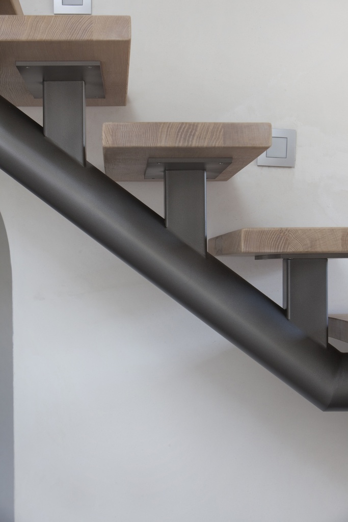 Trap met ronde centrale trapboom in metaal