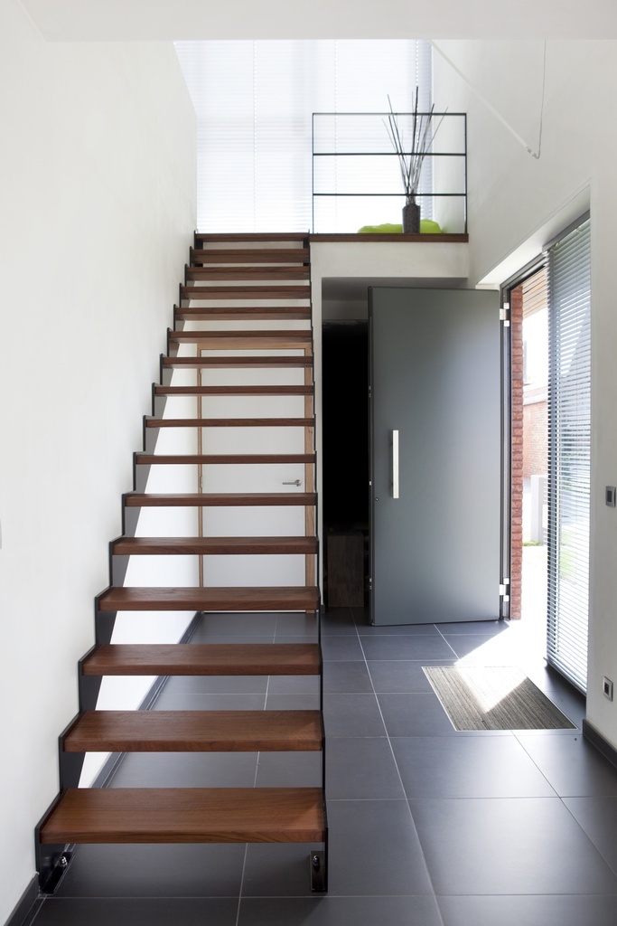 Escalier en métal avec marches en ovangkol