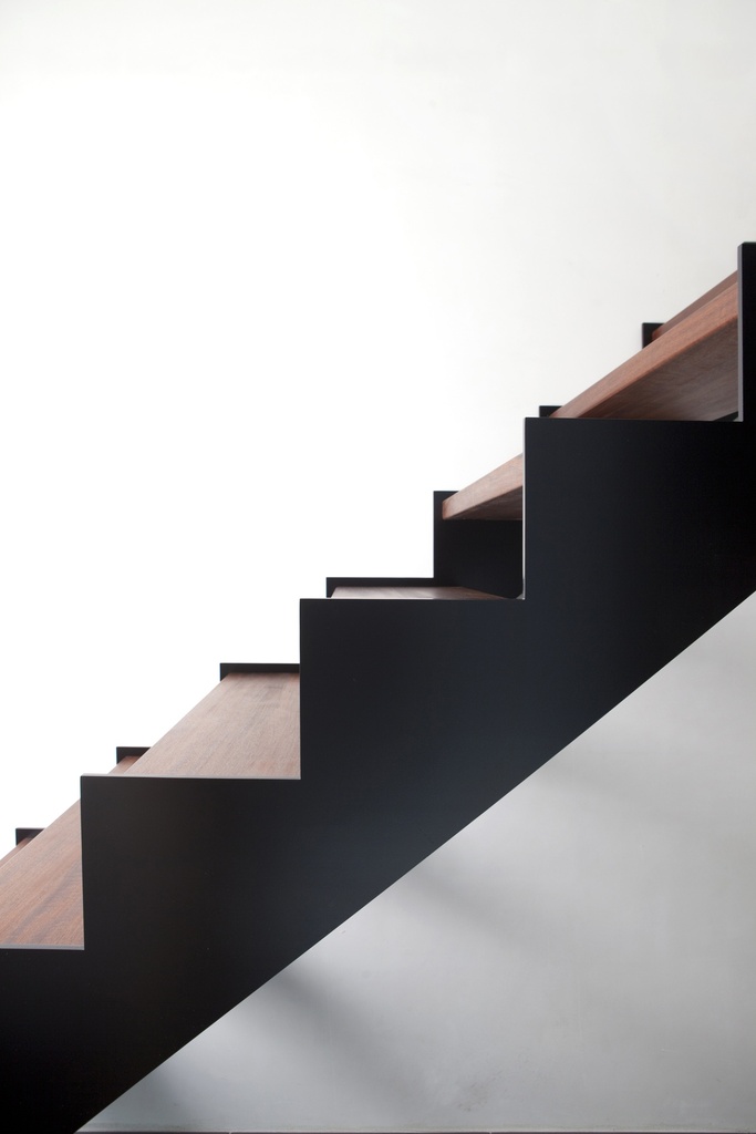 Escalier en métal avec marches en ovangkol