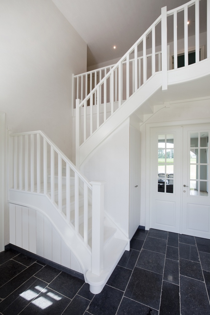 Escalier classique avec palier intermédiaire | peint