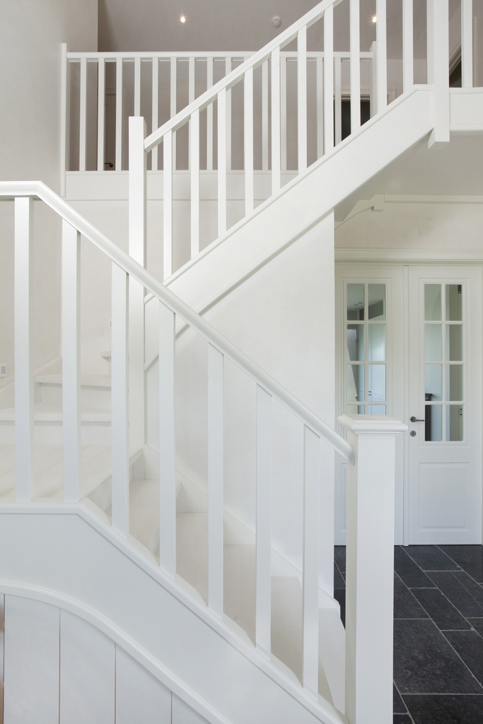 Escalier classique avec palier intermédiaire | peint
