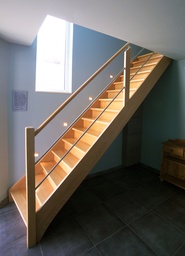 Escalier droit fermé en hêtre avec balustrade en inox/hêtre
