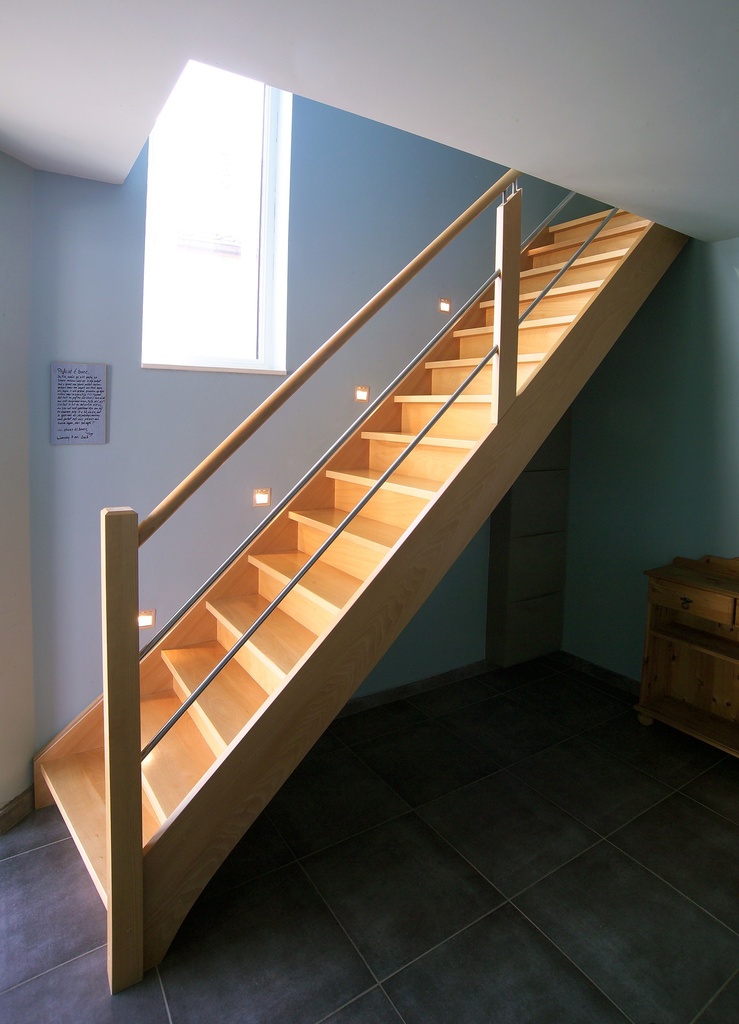 Escalier droit fermé en hêtre avec balustrade en inox/hêtre