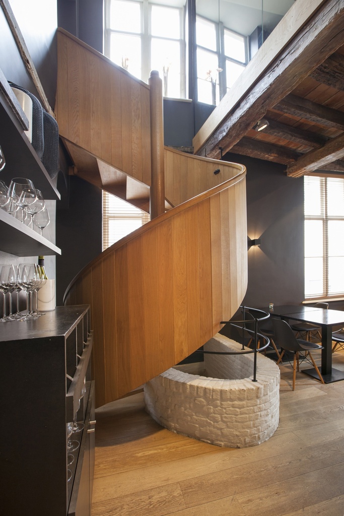 Escalier hélicoïdal en bois en chêne avec paroi en chêne | restaurant à Bruges